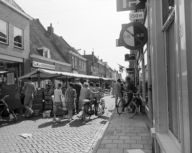 850396 Gezicht in de Benschopperstraat te IJsselstein, met de warenmarkt.